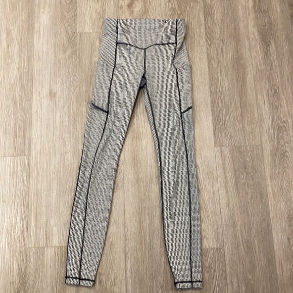 Lululemon Size 4 Speed Up Tight 28 Teeny Tooth Black White - Picture 2 of 9